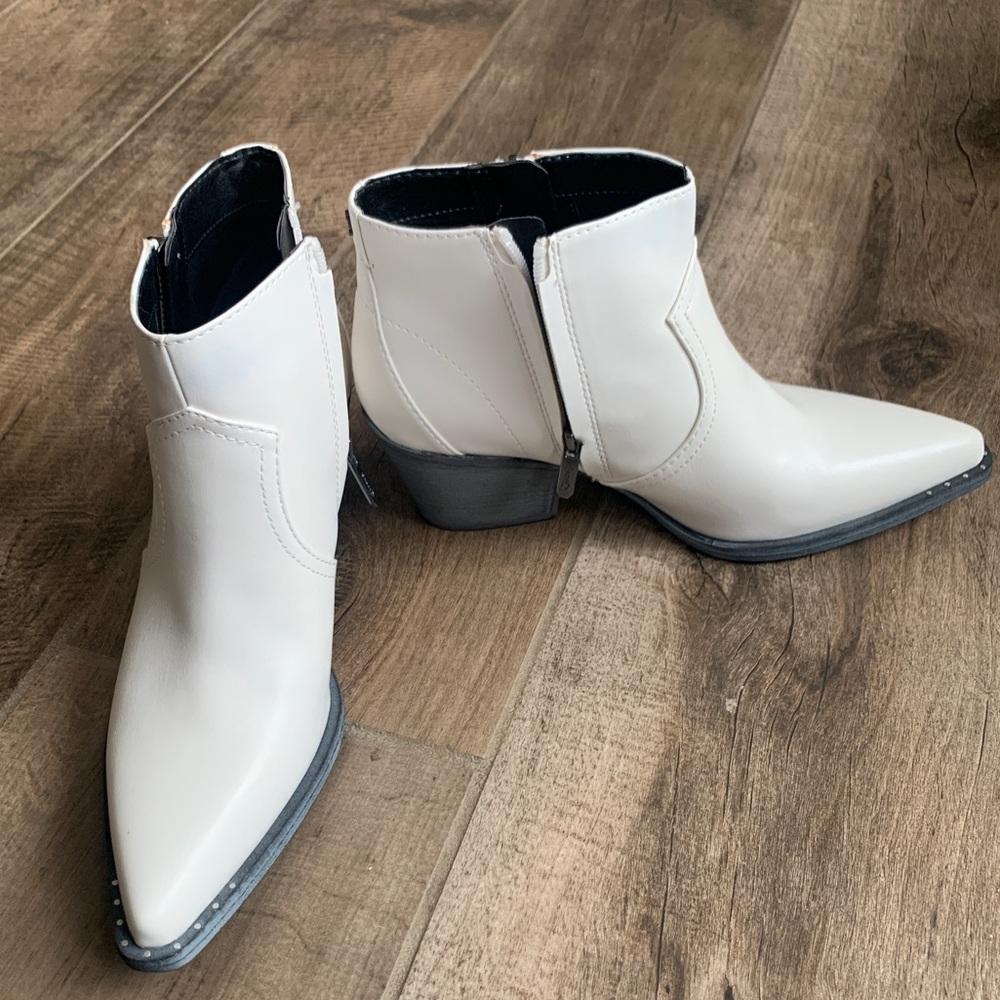 9 1/2. White. Circus by Sam Edelman boots.